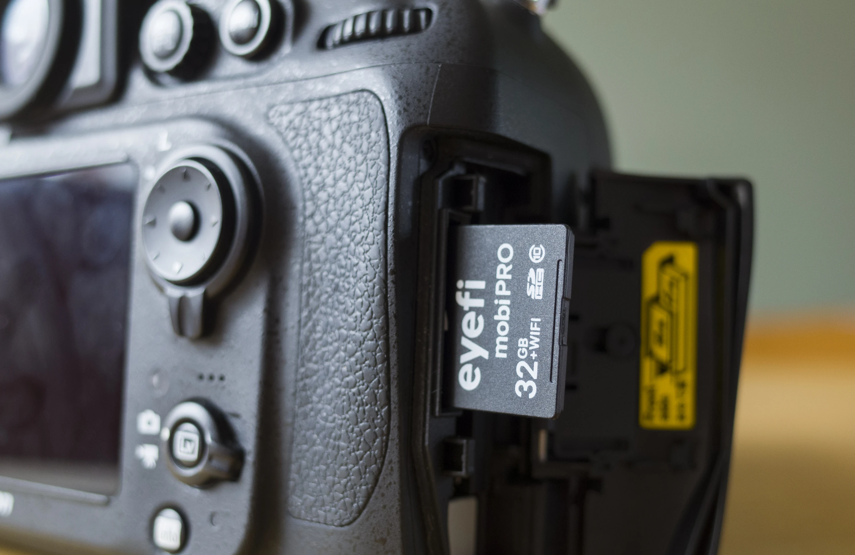 Eyefi Mobi Pro wireless SD card allows the transfer of RAW images (Photo: Simon Crisp/Gizmag.com)