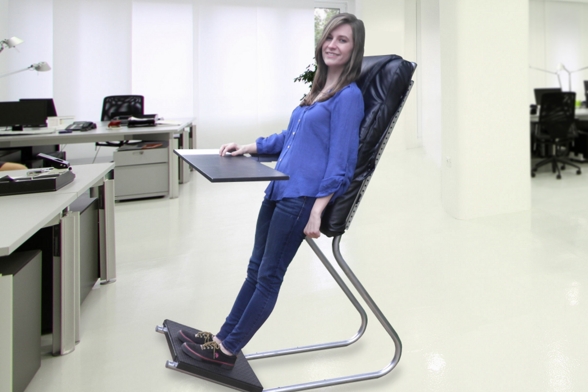 Столик для сидячих. Sit-to-stand desk. Человек под столом. Тот кто в столе сидит. Человек прячется под столом.
