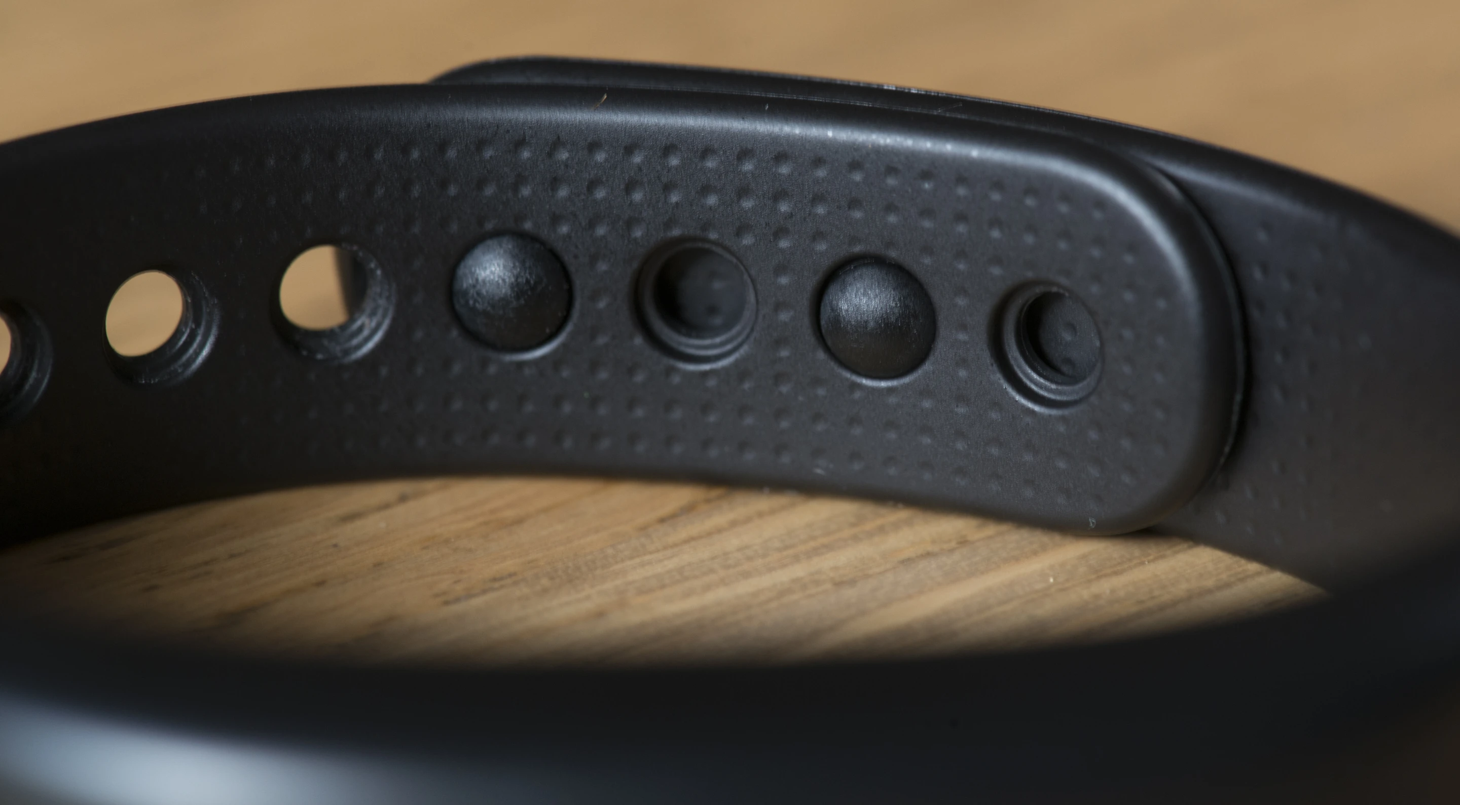 The clip fastening on the Garmin Vivosmart band (Photo: Simon Crisp/Gizmag.com)