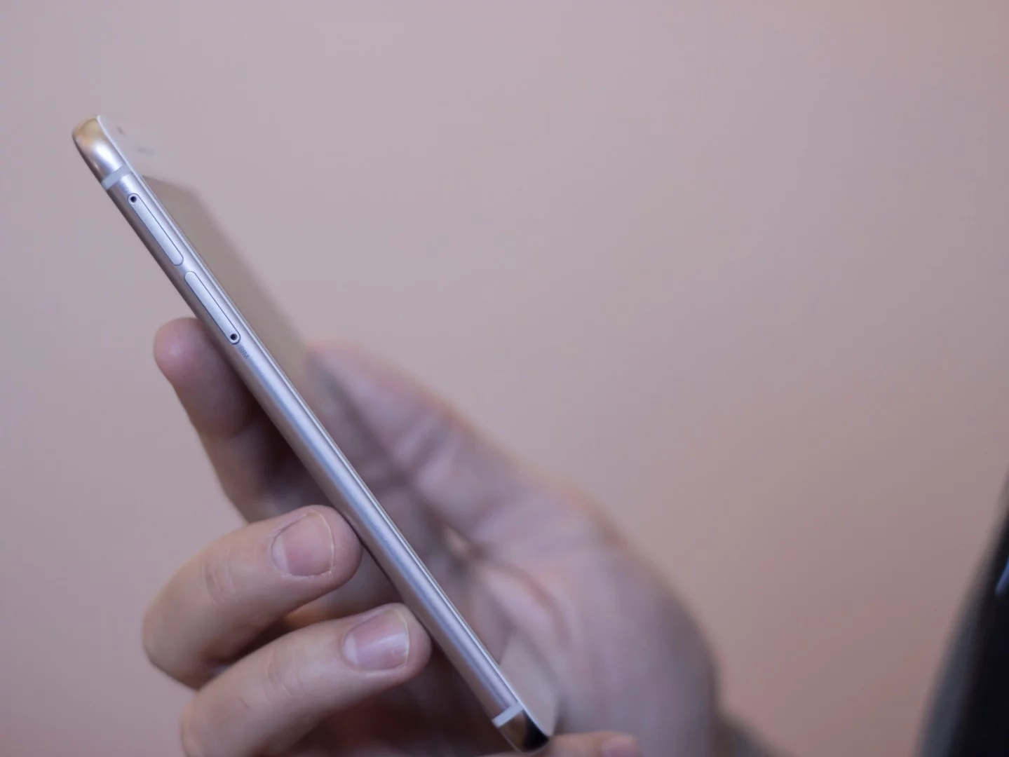 The One A9 is 7.3 mm (0.29 inch) thick