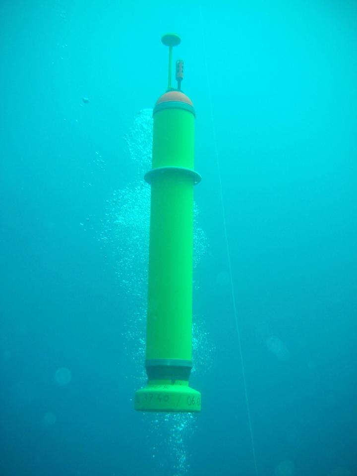 When earthquake-related sound waves are detected by one of the MERMAIDs, it automatically uses an oil pump/bladder system to increase its buoyancy, rising to the surface within 95 minutes