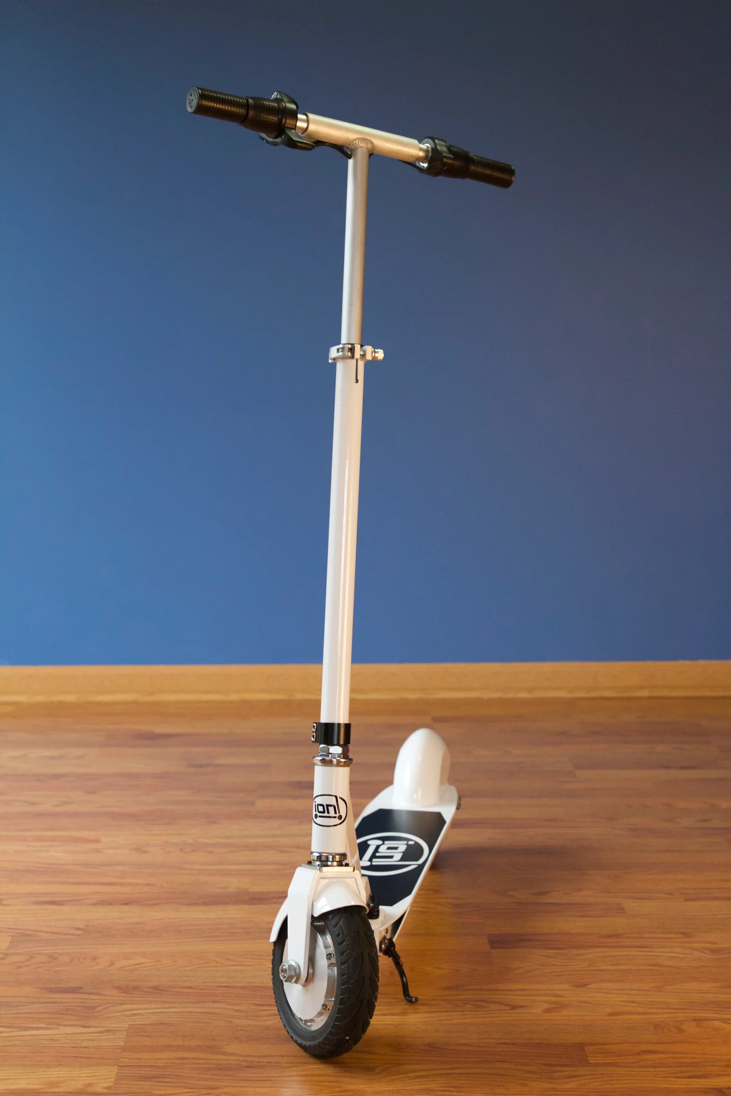 The controls are a simple affair with a twist-grip accelerator to make it go, and a twist-grip brake to make it stop