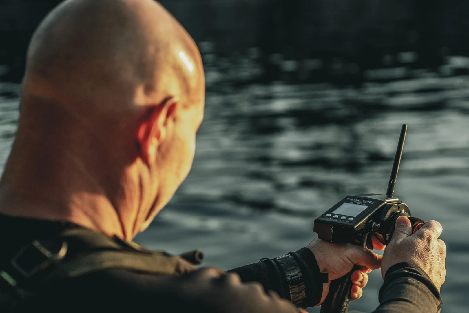 The Dolphin 1 is wirelessly controlled using a hand remote