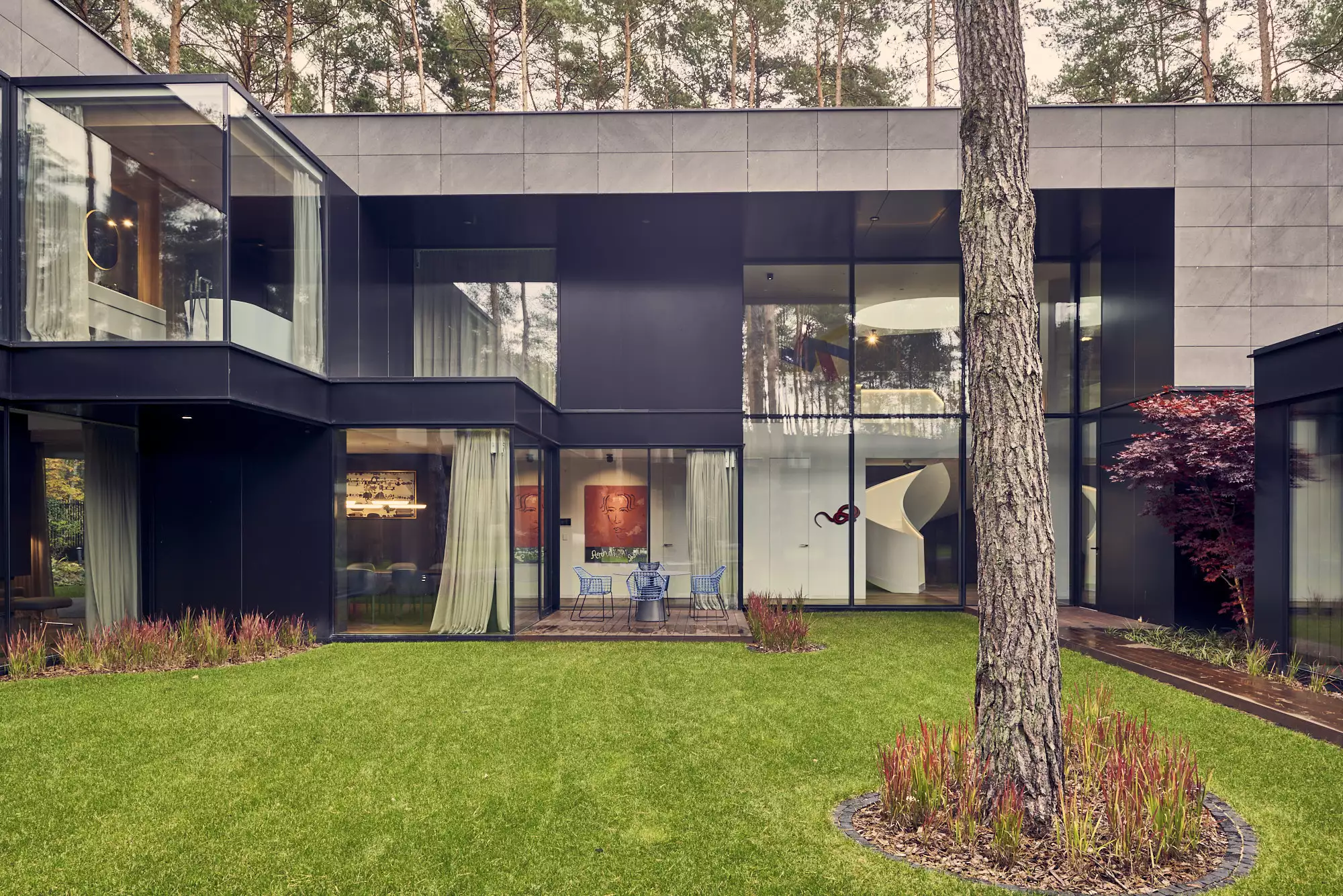 Circle Wood is arranged around a central garden atrium that offers a private area for the owners to enjoy