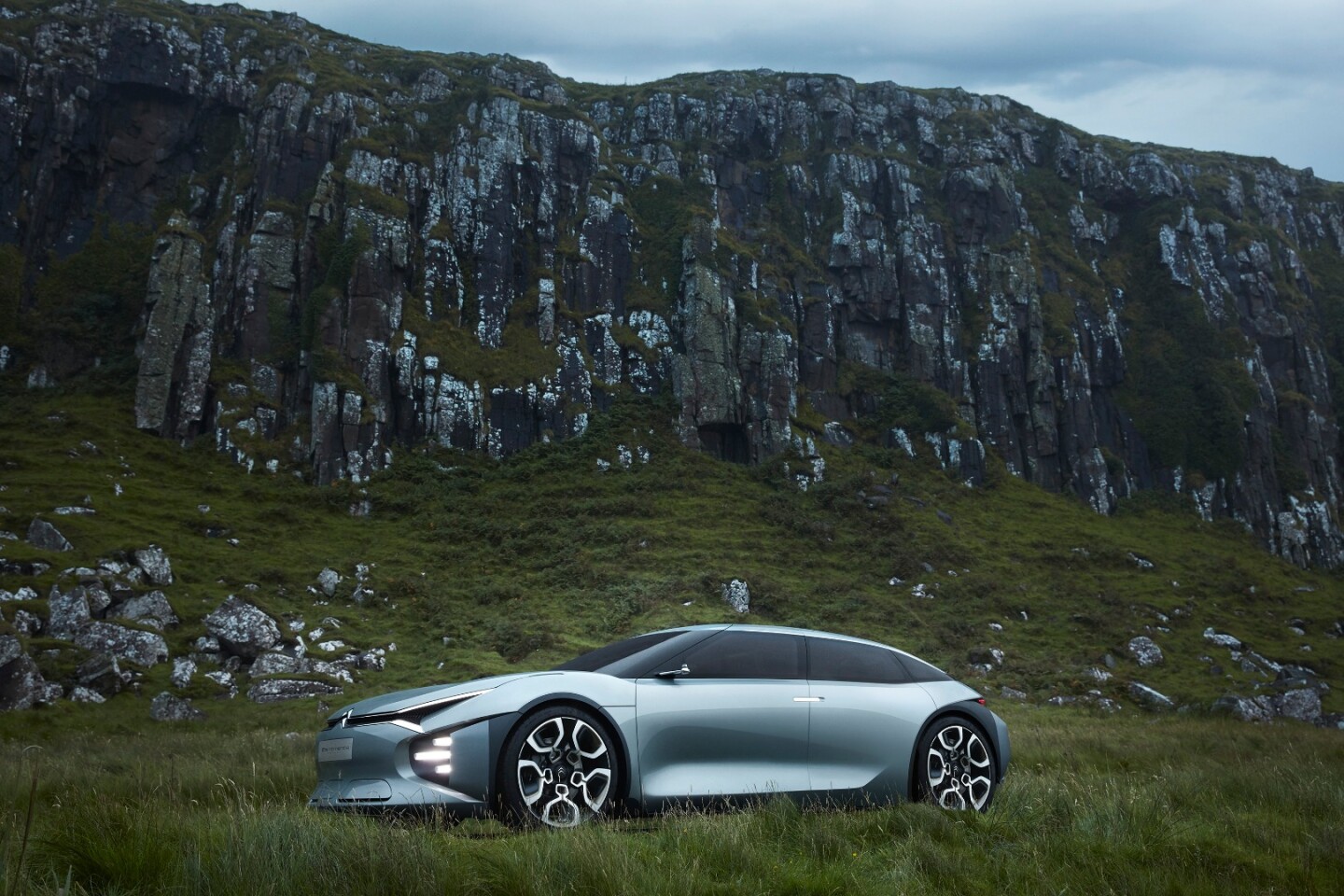 Powering the CXperience Concept is a real-world plug-in hybrid gasoline-electric powertrain