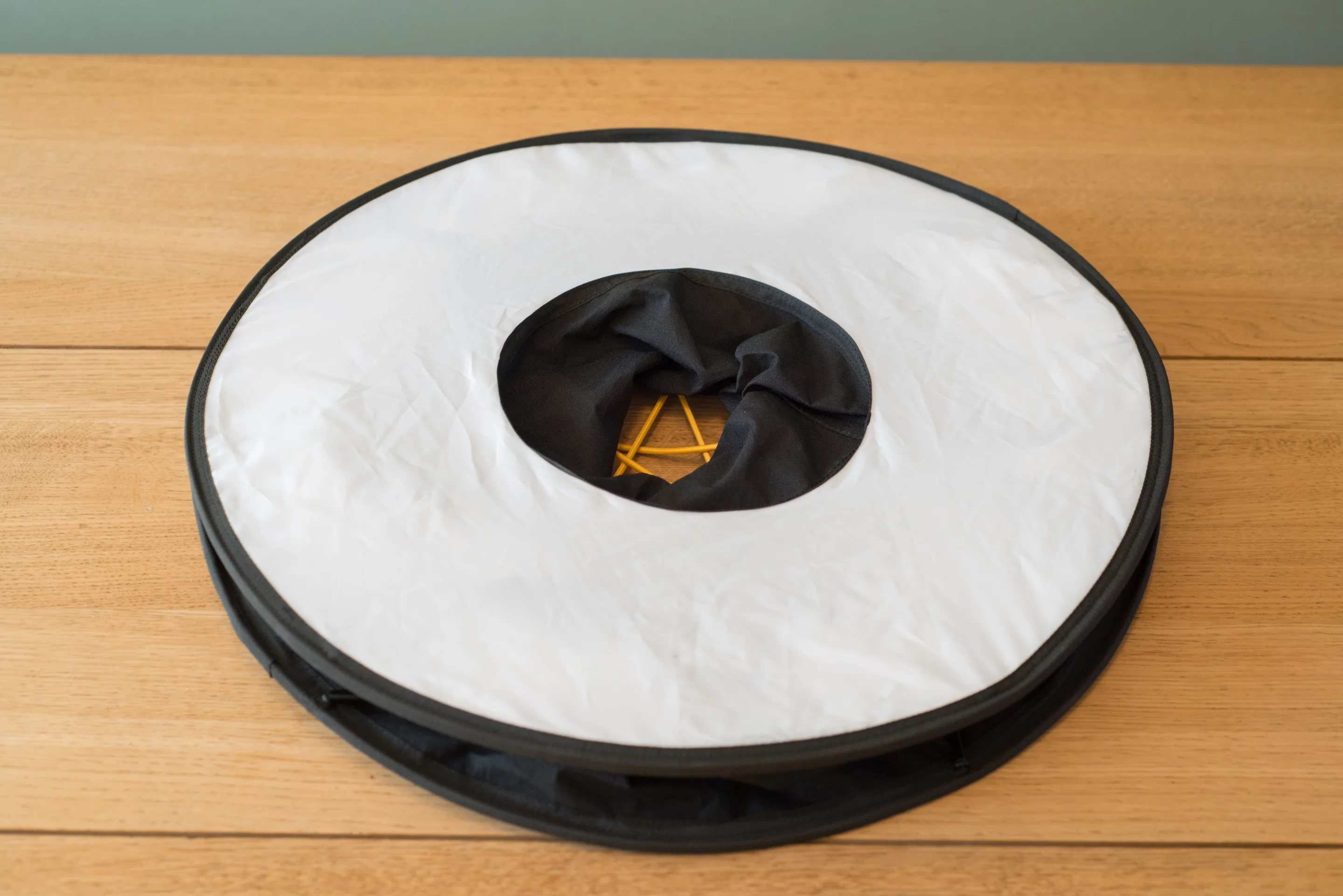 The RoundFlash Ring before the magnetic poles are extended (Photo: Simon Crisp/Gizmag.com)