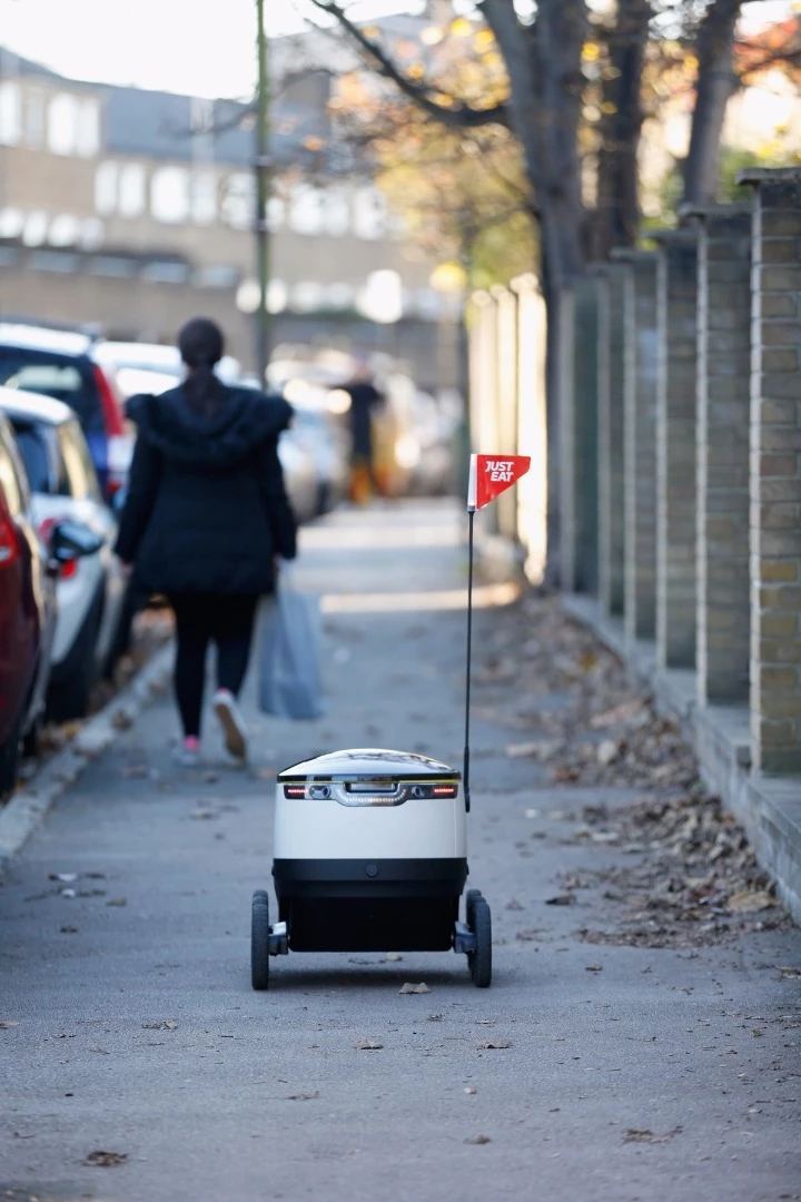 To navigate, the Starship Technologies robots make use of conventional cameras, a 360-degree camera, infrared and ultrasonic sensors