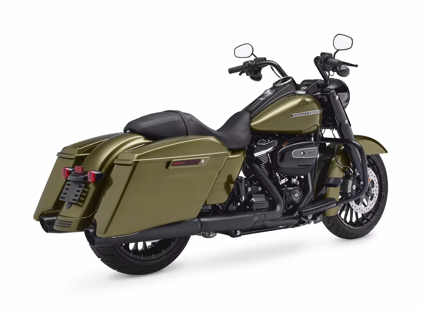 By extending the saddlebags further towards the back, Harley-Davidson gives the 2017 Road King Special a low rider look