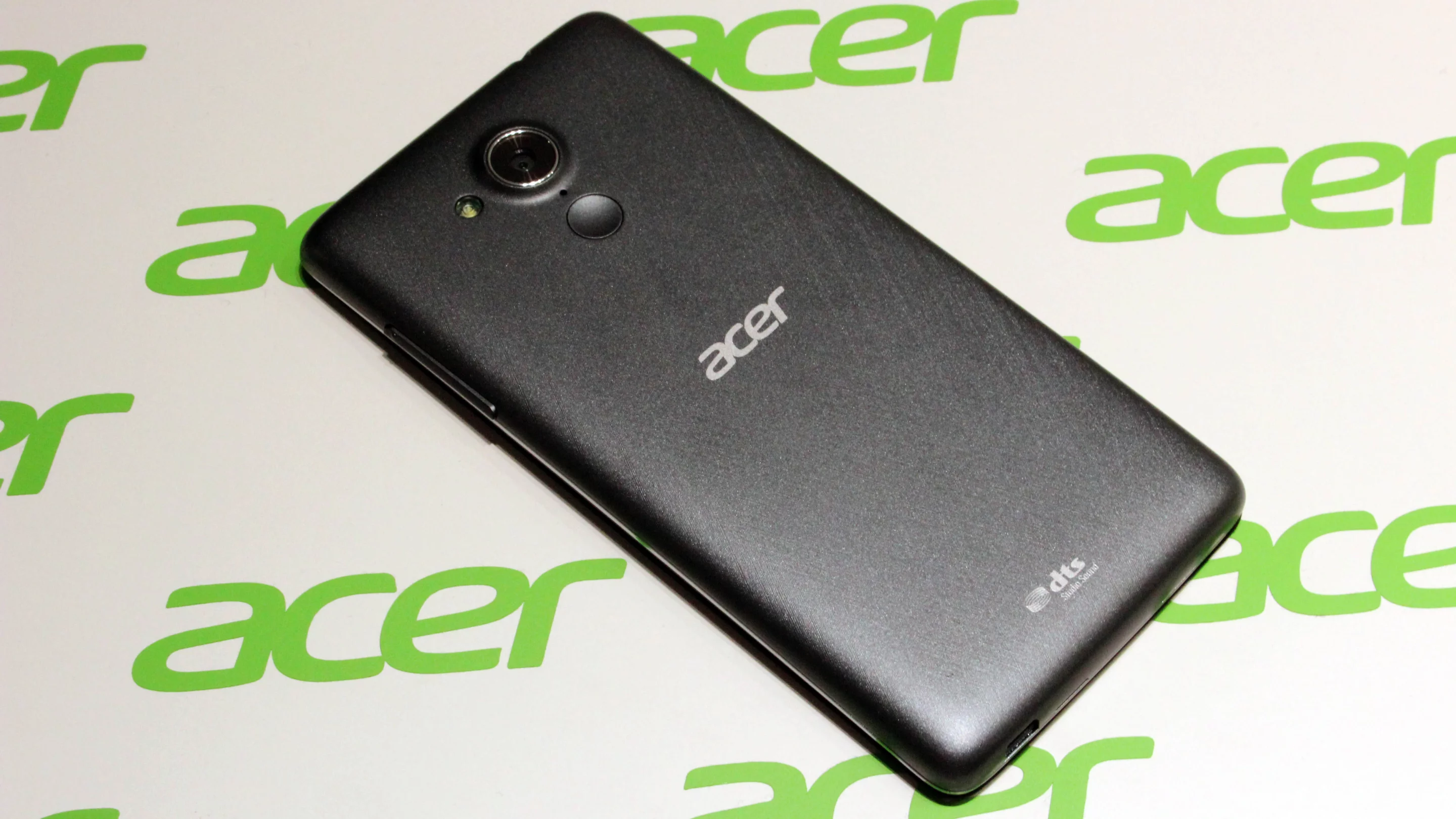 The phone has a 900:1 high-contrast 5-inch IPS screen, an 8 MP auto focus camera with F2.0 lens, and is 8.65 mm thick