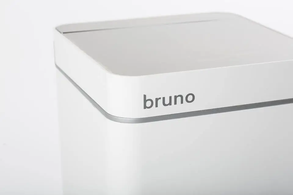If your hands are full, Bruno's lid can be opened via a motion detector