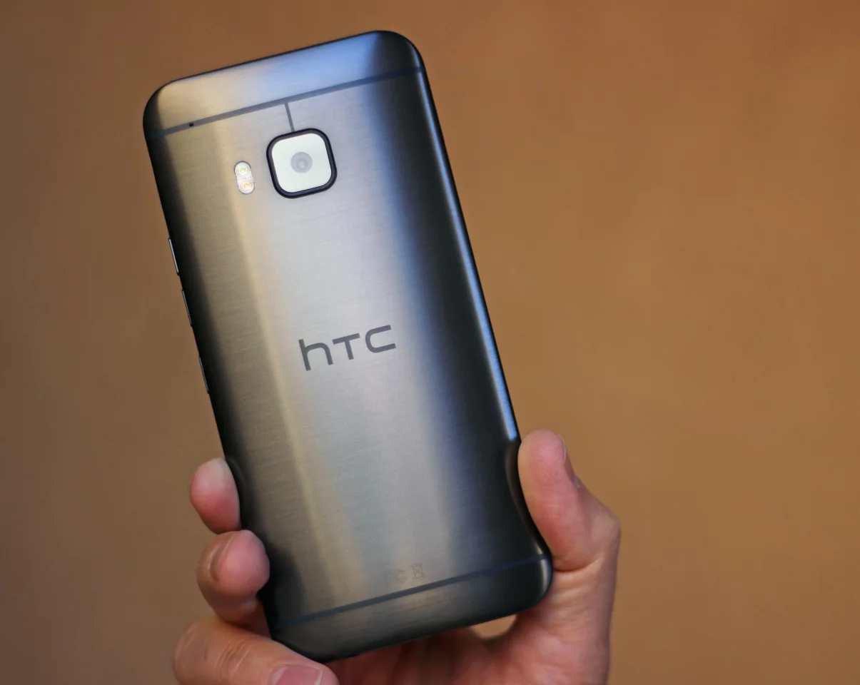 HTC didn't push forward far enough this year, but the One is still one of the better-looking mobile devices you can buy (Photo: Will Shanklin/Gizmag.com)