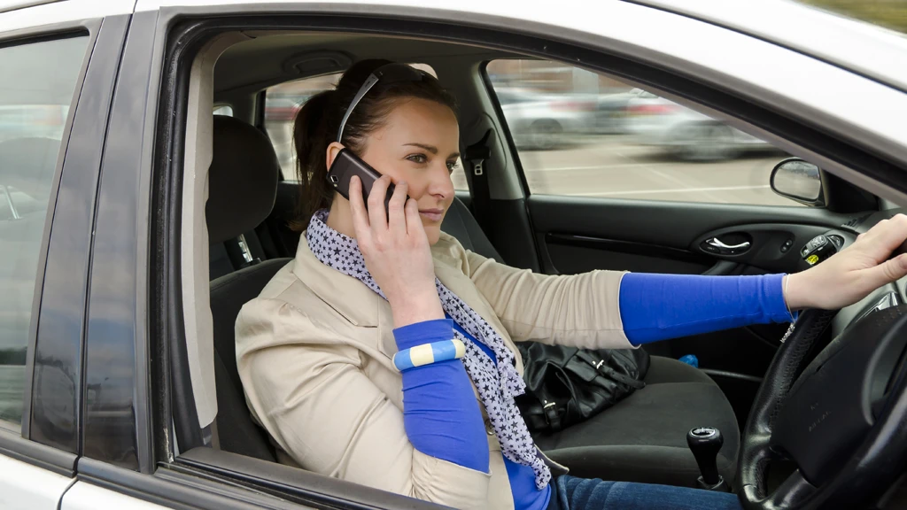 A system developed by Indian researchers blocks mobile phone signals while driving (Photo: Shutterstock)