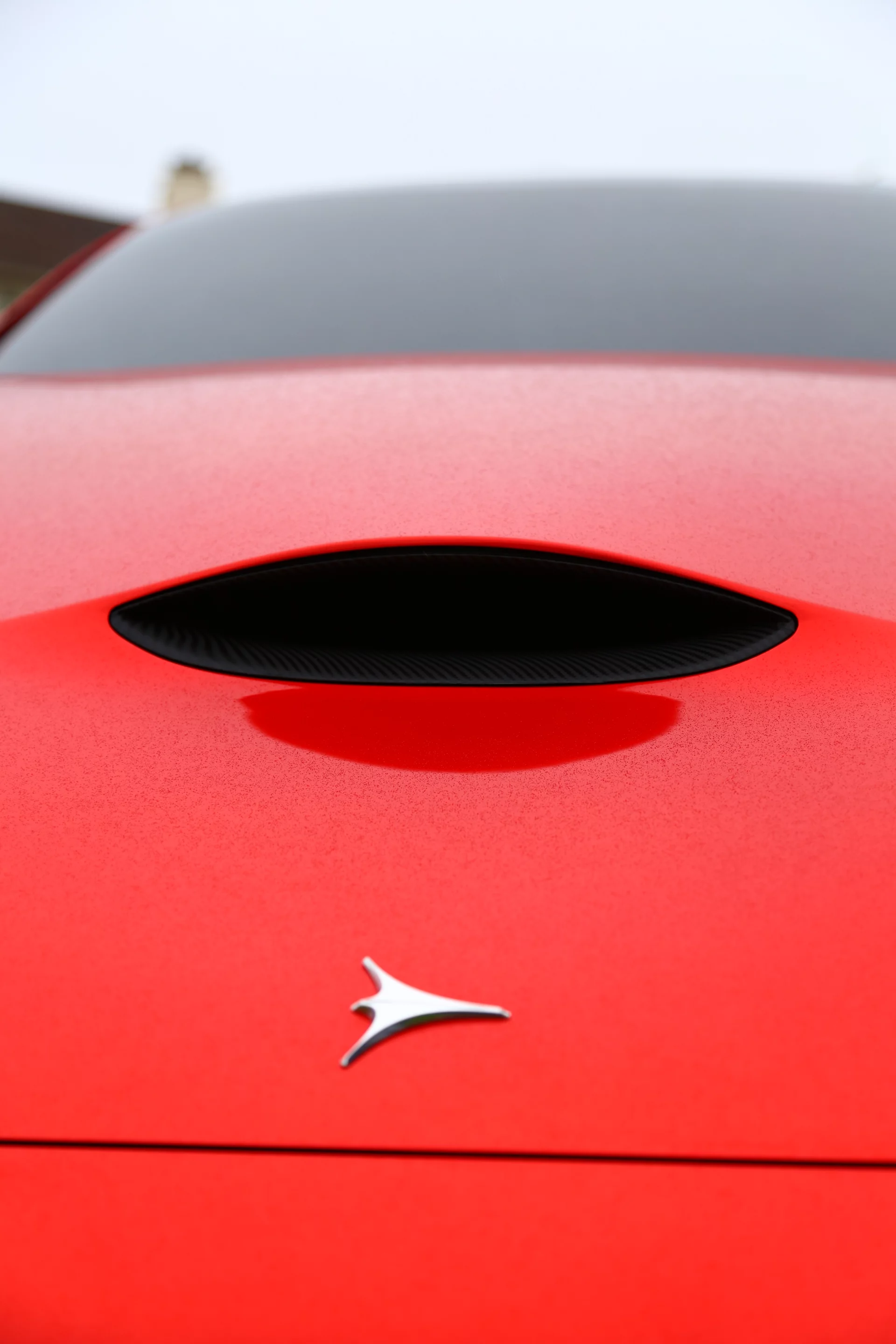 A hood scoop reminiscent of a Ferrari 575 is very much functional to help feed air to the powerplant (Photo: Angus MacKenzie/Gizmag.com)