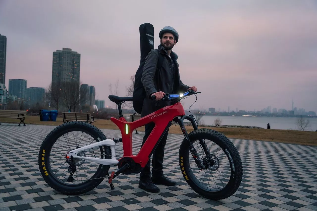 Powerful headlight flanked by LED strips, side lights embedded in the frame, and braking tail-lights for the rear triangle