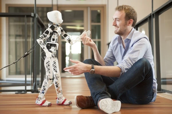 The assembled Poppy robot (Photo: Inria / H. Raguet)