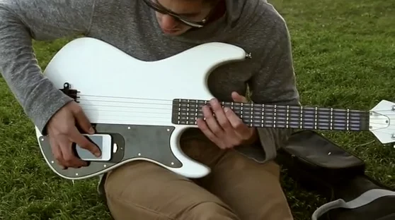 Inserting the iPhone into the gTar guitar