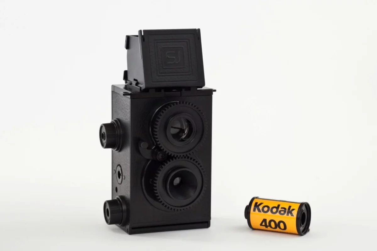 The twin lens kit camera shoots 35mm film (Image: Photojojo)