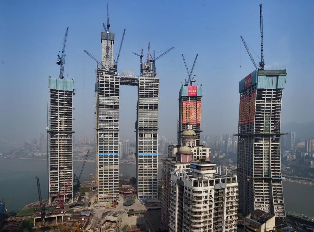 Designed by high-profile architect Moshe Safdie, Raffles City Chongqing is meant to resemble a sail