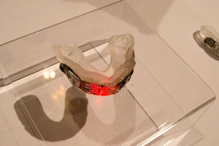 Prevent Biometric mouthguard lights up with a red LED when a potentially harmful head impact has been detected