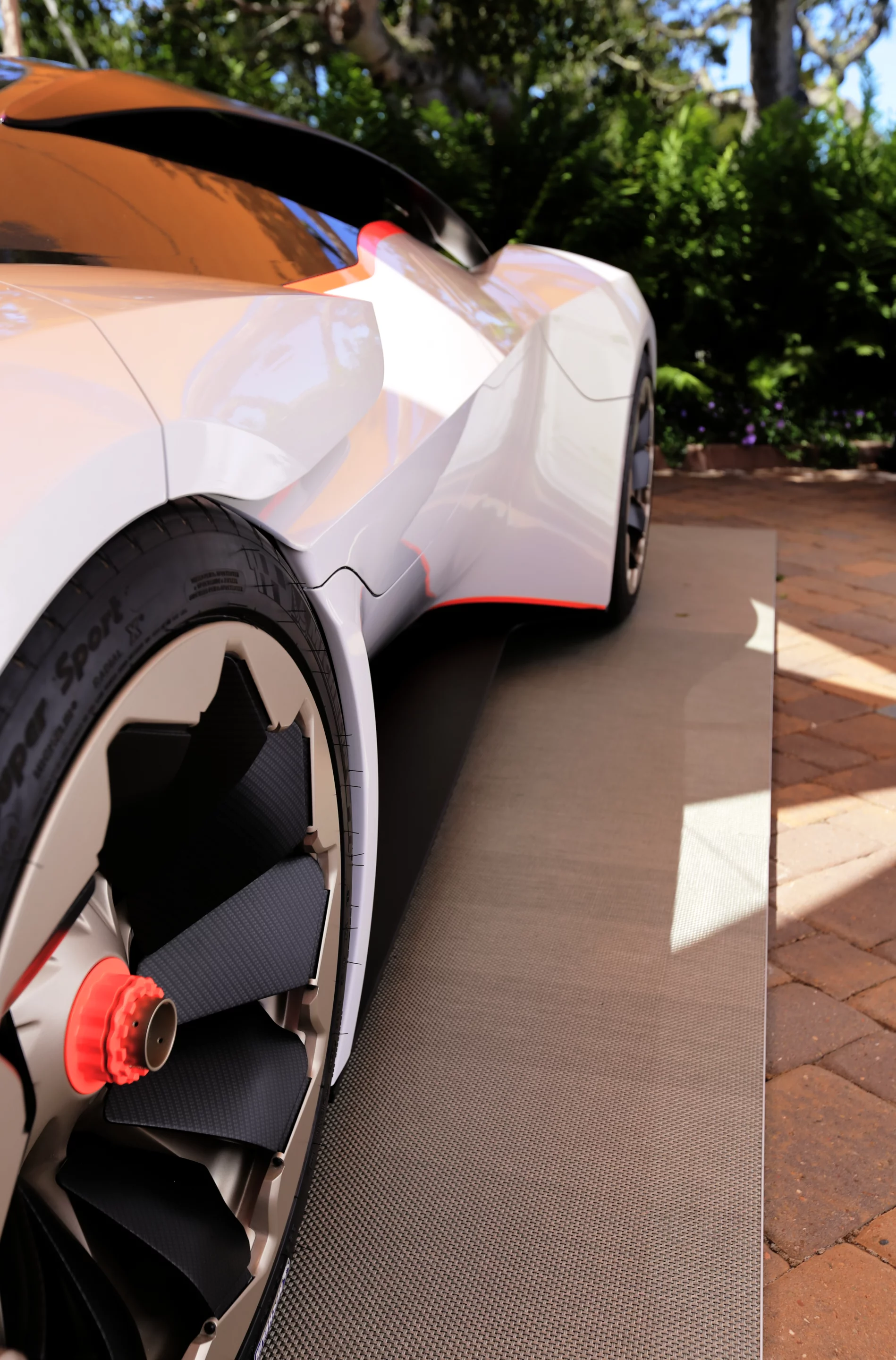 The proportions on the DP-100 are almost identical front to back making it hard to tell which is which when viewing from this angle (Photo: Angus MacKenzie/Gizmag.com)