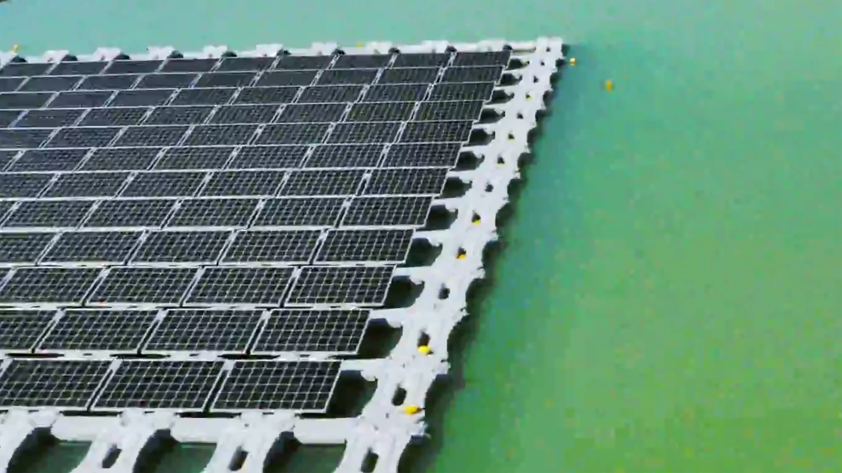 Aerial view of the floating power plant at Nishihira Pond (Photo: Kyocera Corporation, Century Tokyo Leasing Corporation)