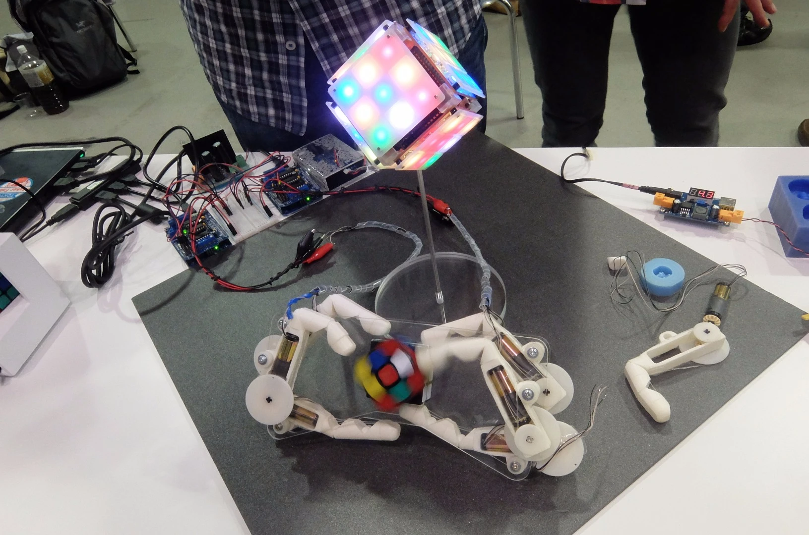 This robot can uses its nimble fingers to tackle the Rubix cube