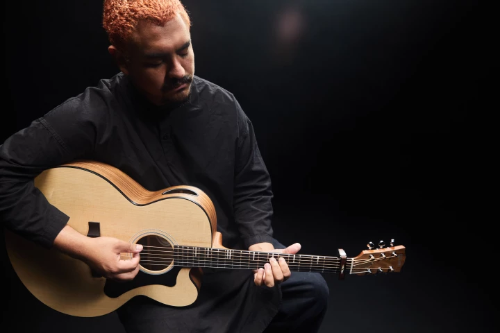 Alejandro Aranda, or Scarypoolparty, takes the Gibson Generation Collection G-200 "Super Jumbo" for a spin