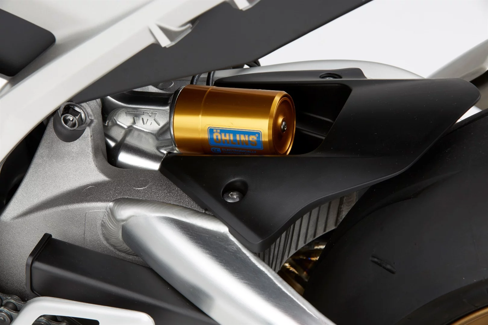An Ohlins TTX36 Electronic Control (EC) is the standard shock for the 2017 Honda CBR1000RR Fireblade SP