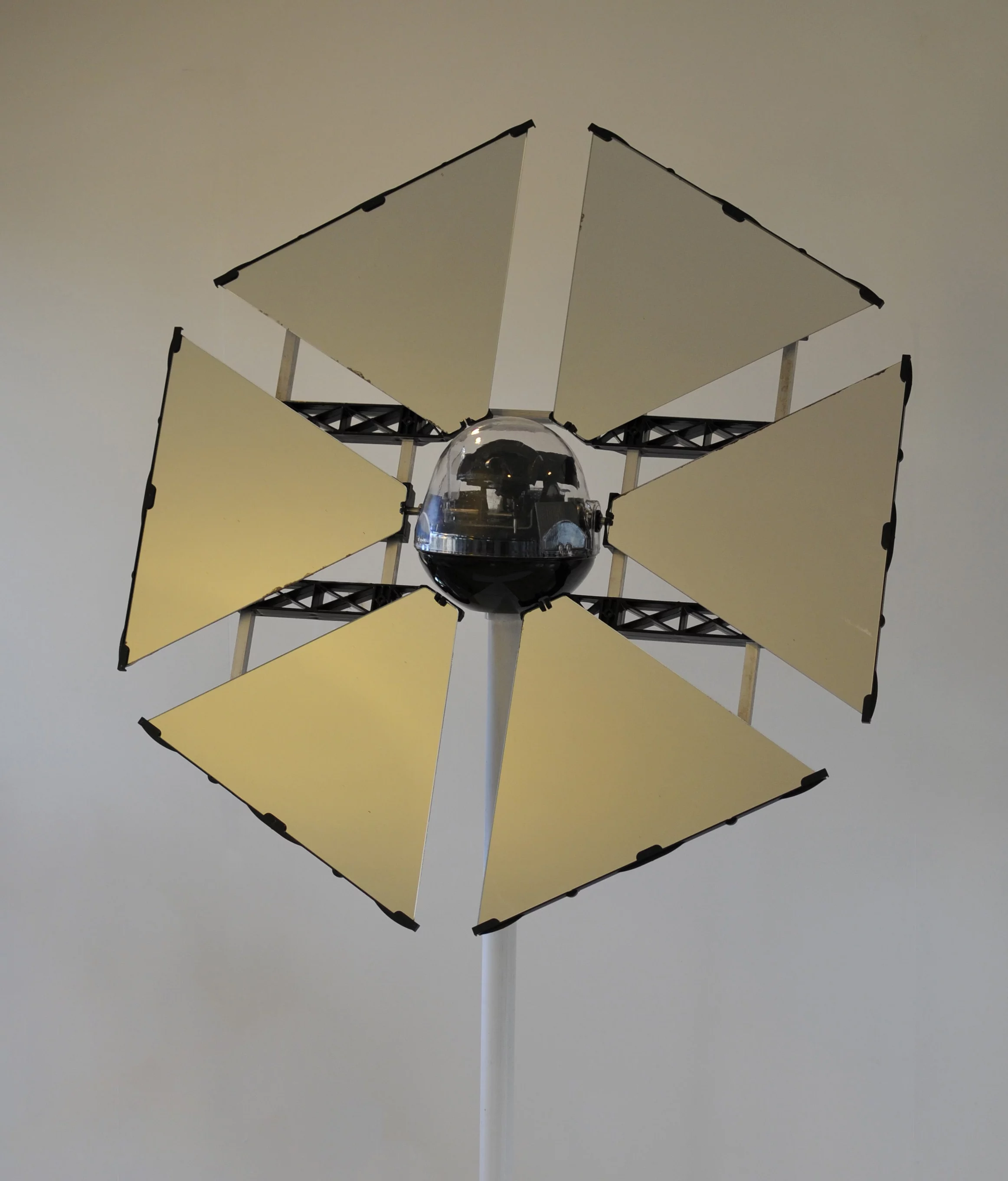 The Sunflower has a reflective area of half a square meter (10.8 sq ft), and can redirect as much as 50,000 lumens of sunlight