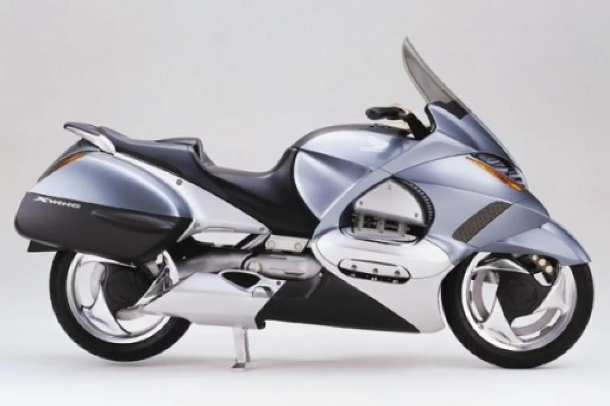 Honda's X-wing prototype was shown at the 1999 Tokyo Motor Show. The X-Wing featured an electronically adjustable fairing, ventilation, screen height, seat height and backrest.