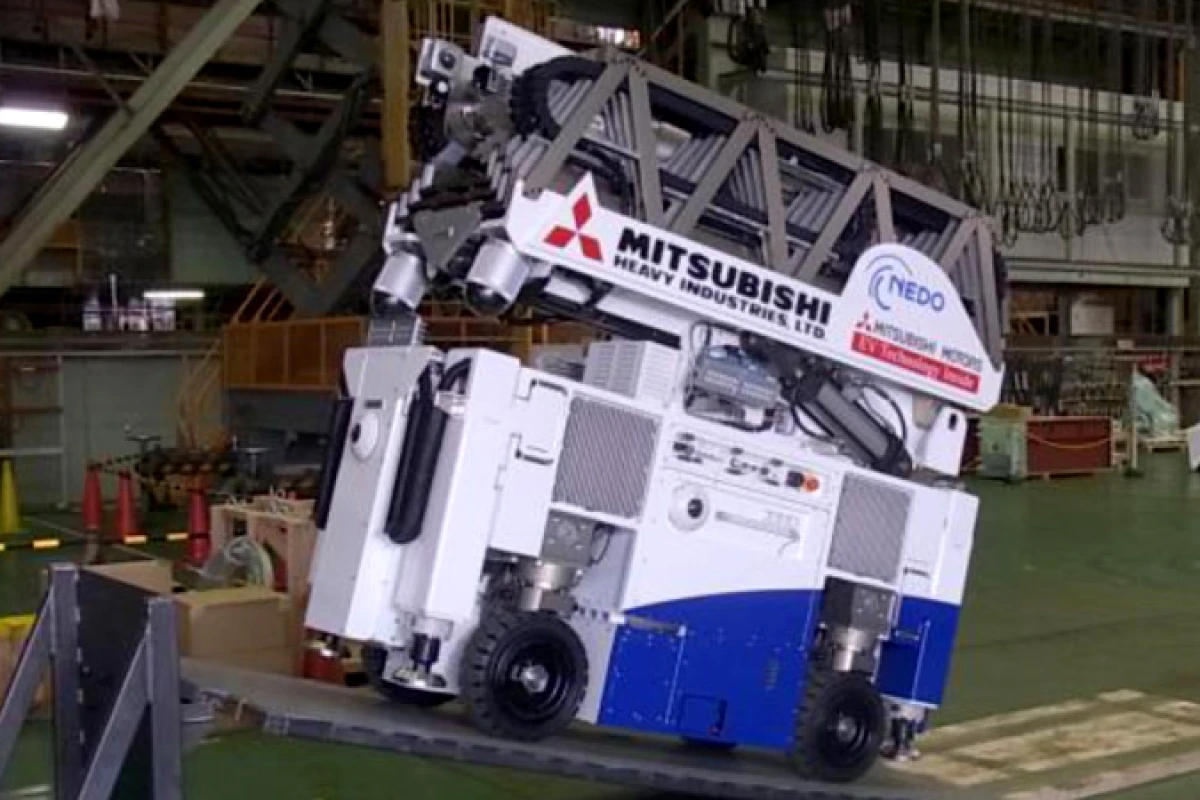 The MHI-Super Giraffe can handle 15 degree slopes and works for 5 hours on a rechargeable battery (Photo: NEDO)
