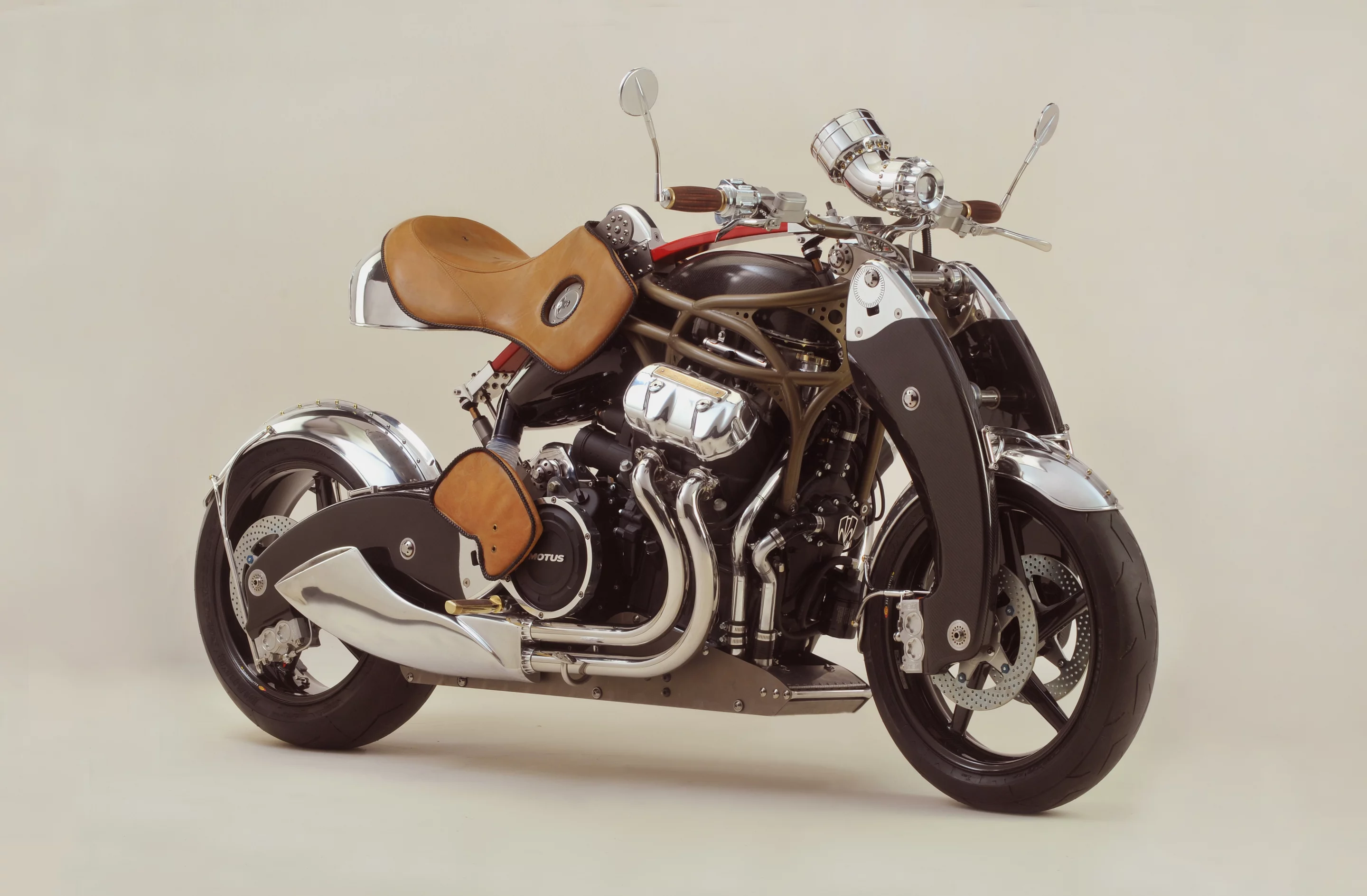 Bienville Legacy: Leather, wood and brass at all the points where rider and bike meet