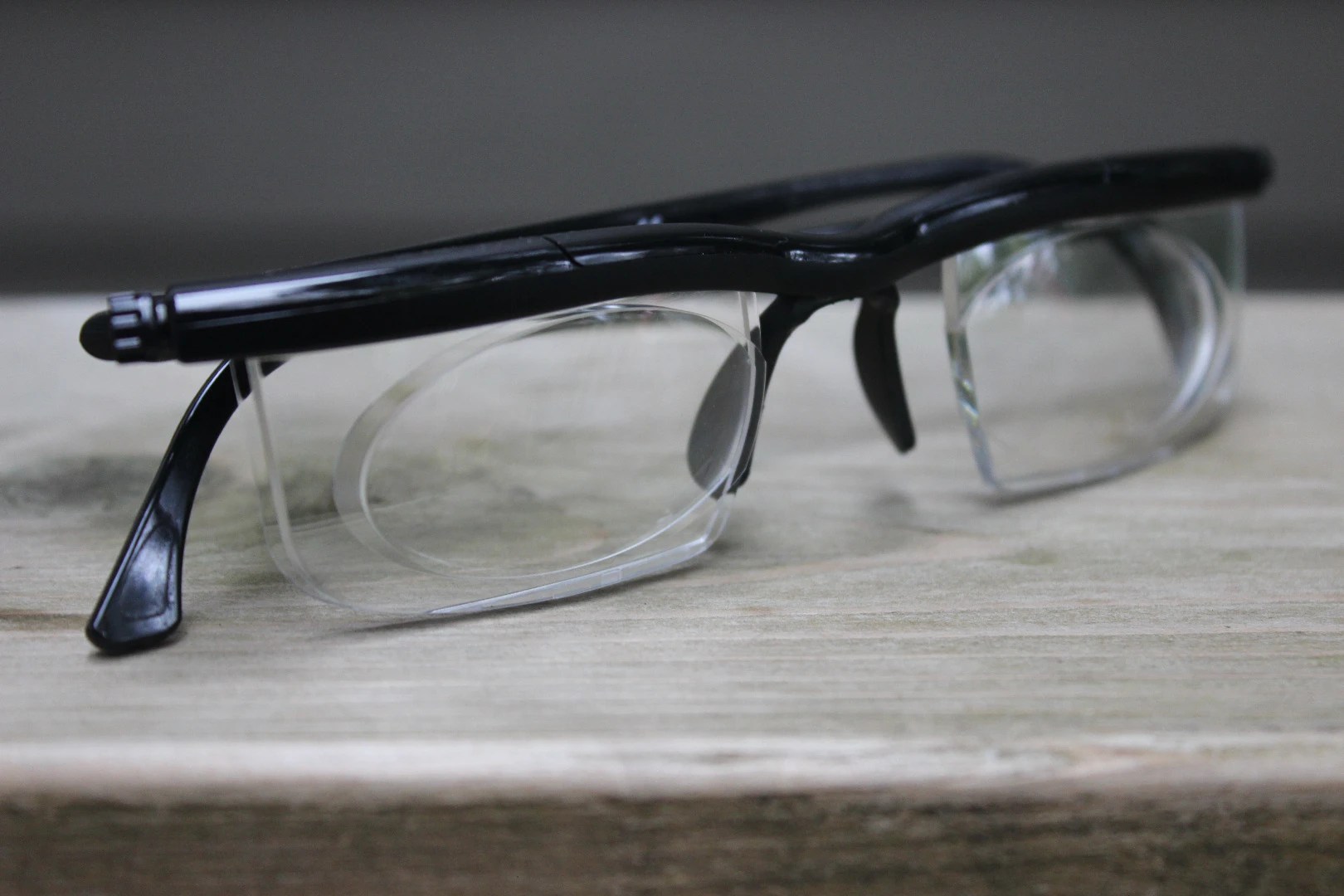 To set up the Adlens Adjustables you just cover one eye with your hand, set the focus for the other eye, then repeat the process on the other side
