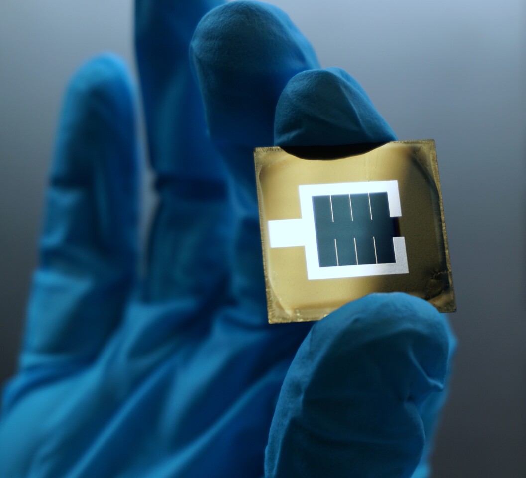 A new perovskite/silicon tandem solar cell has set a record efficiency of 32.5%