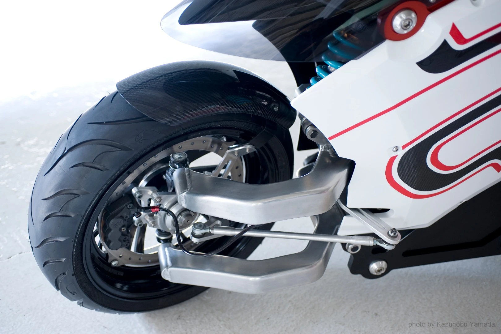 Twin arm front suspension