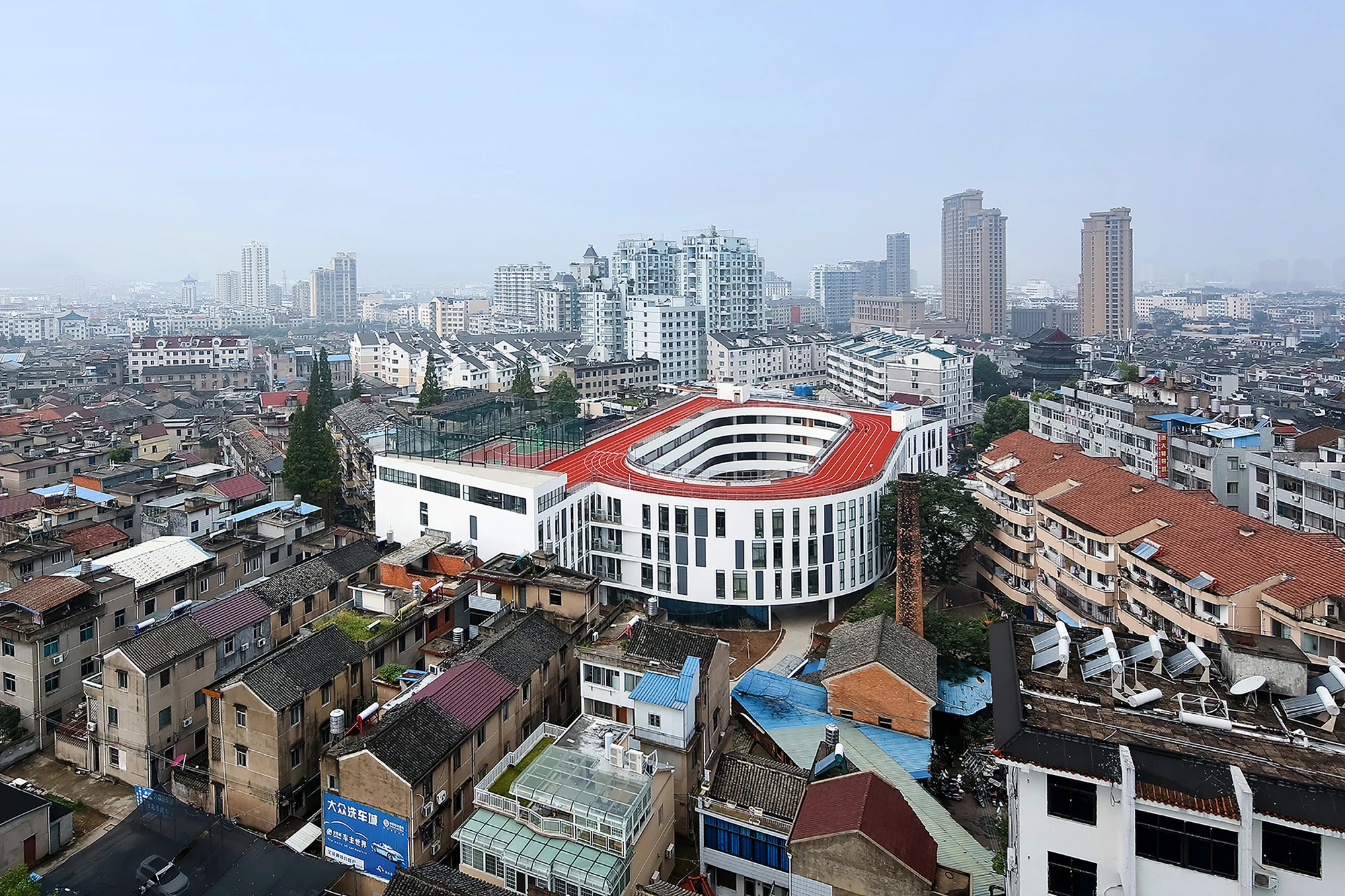 Designed by LYCS Architecture, the Tian Tai No.2 Primary School features an open-air rooftop basketball court, 100 meter (328 ft) sprinting track and a 200 meter (656 ft) looped running track