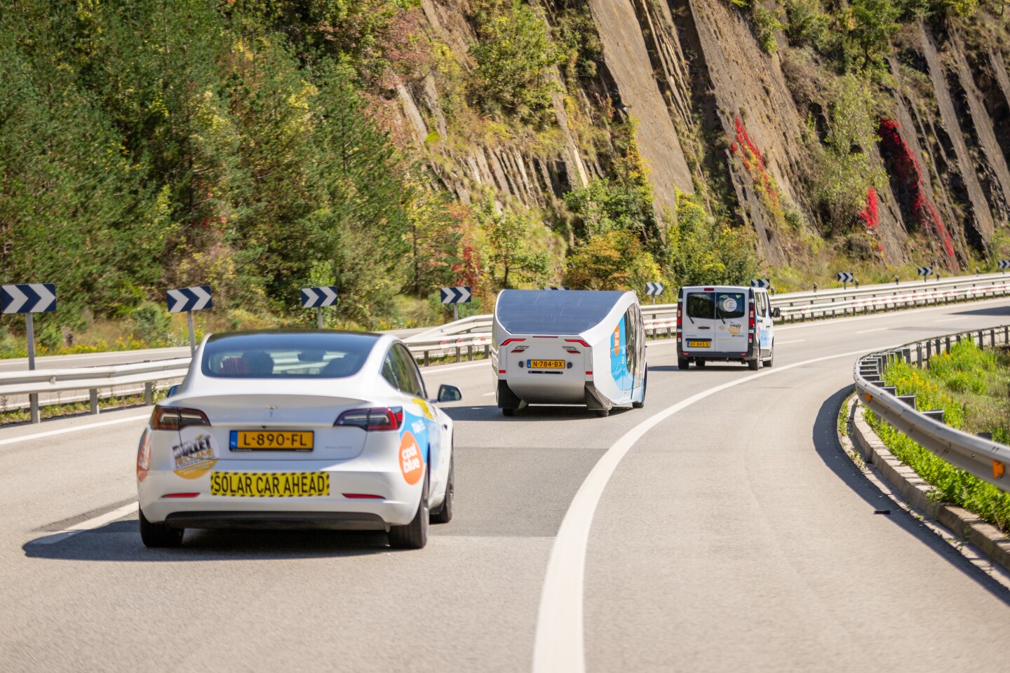 Le convoi Solar Team Eindhoven, le Stella Vita avec des véhicules d'assistance devant et derrière