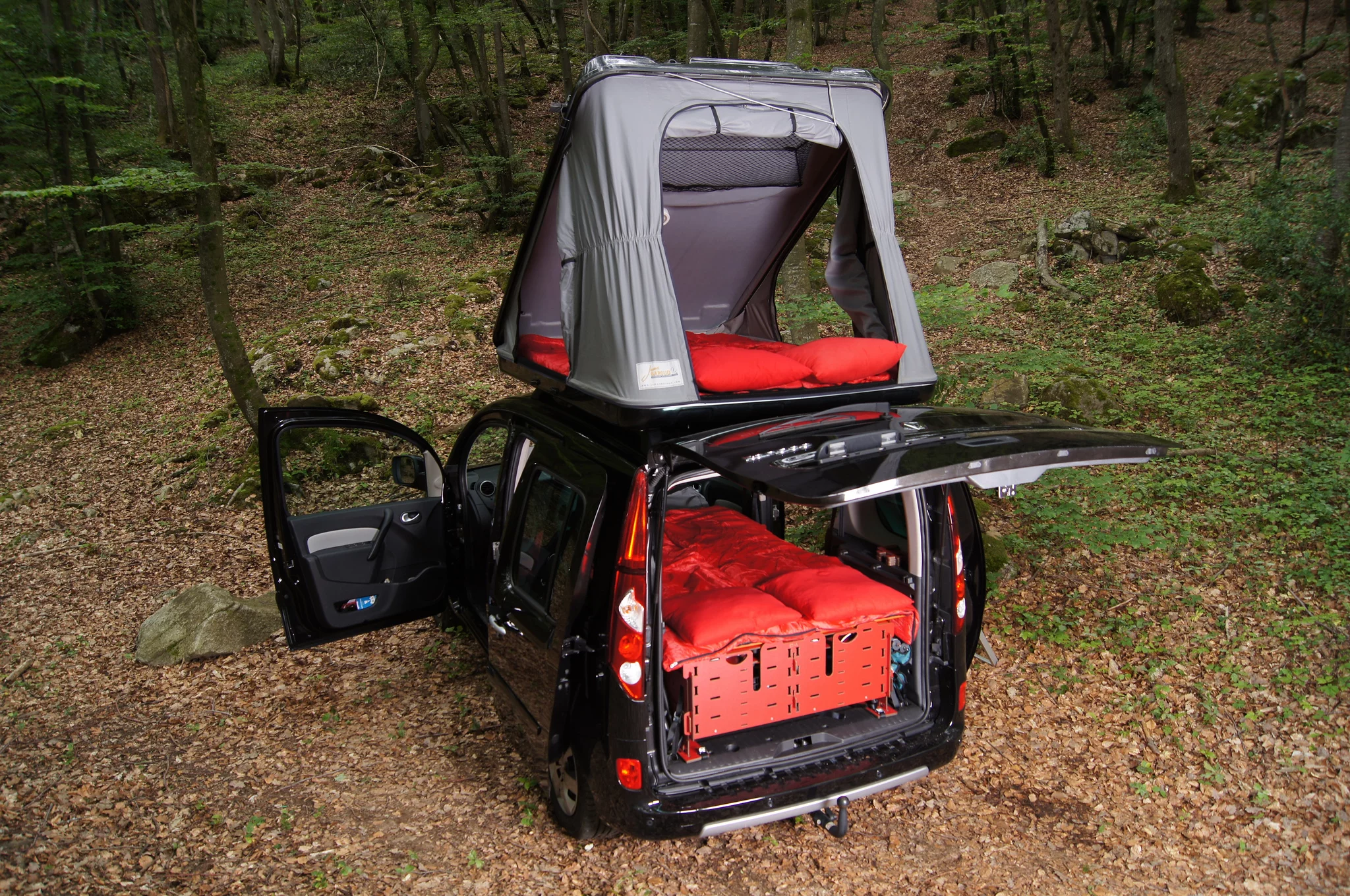 The SwissRoomBox EasyTech plus roof tent