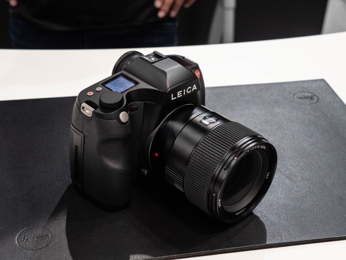 Leica S3: can shoot bursts of three photos, again impressive for a compact MFT