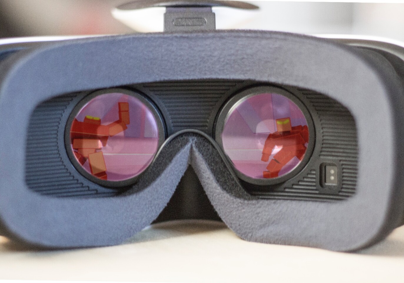 Looking into the virtual worlds of the Gear VR (screen image simulated)