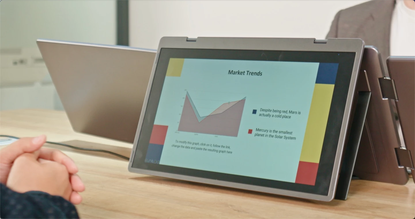 With its flip-around top screen and rotating layout, MagHub Quad Max can face a client during presentations while the presenter keeps control on their laptop