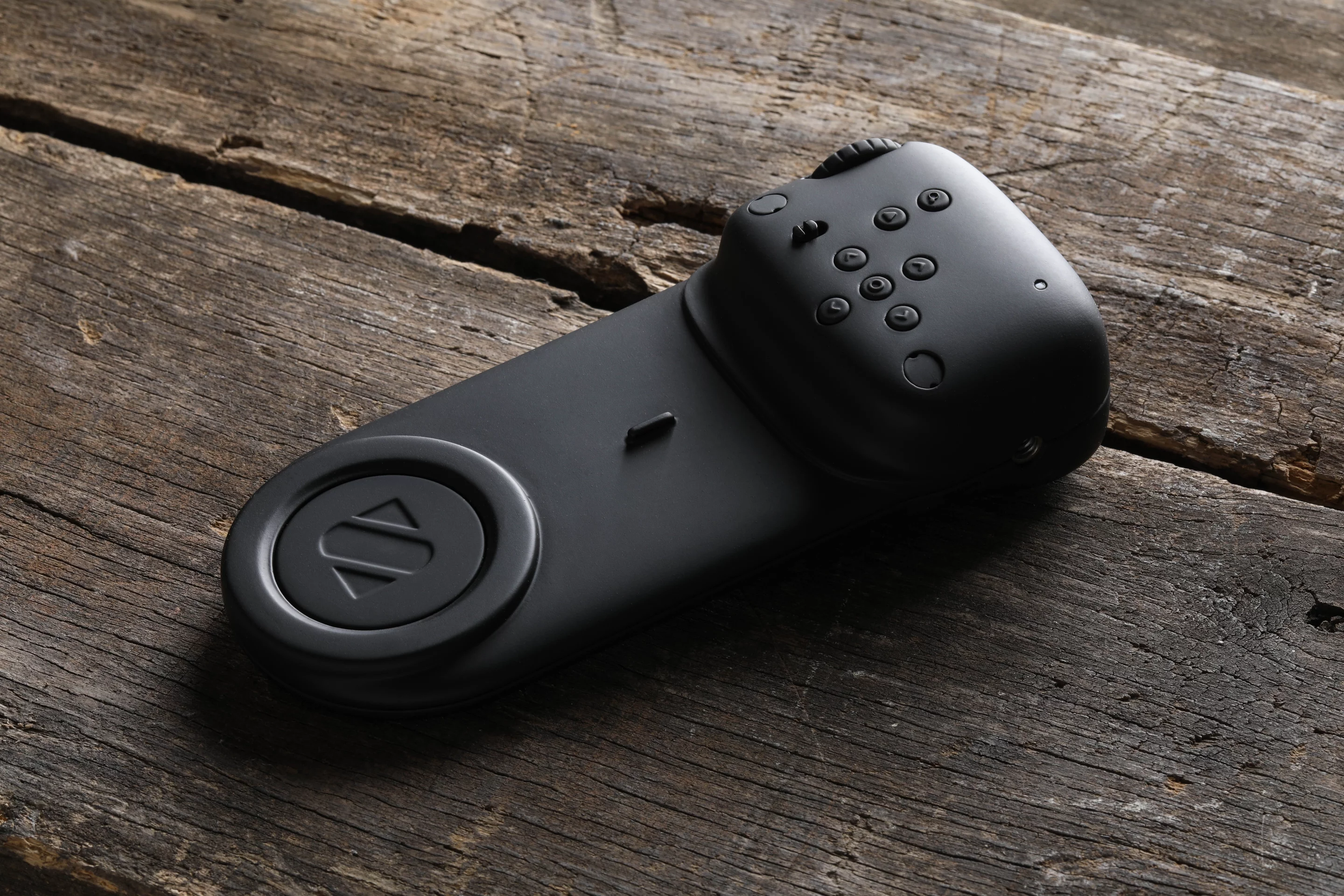 As well as offering DSLR-like control of iPhone camera settings, the Spark also features a lightning sensor, a shutter button, control wheel, and a built-in battery that's reported good for a year's usage between charges