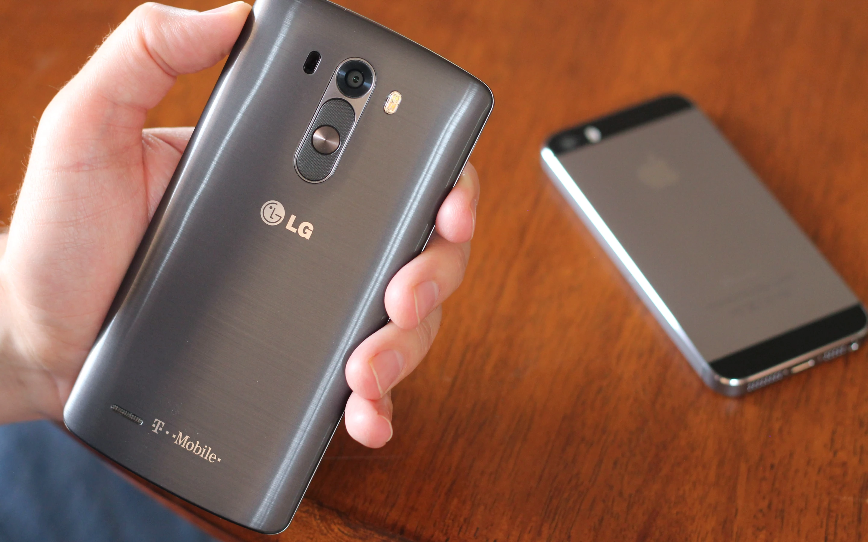 The G3's back may look like brushed metal, but it's really plastic (with a metallic coating sprayed on top) (Photo: Will Shanklin/Gizmag.com)