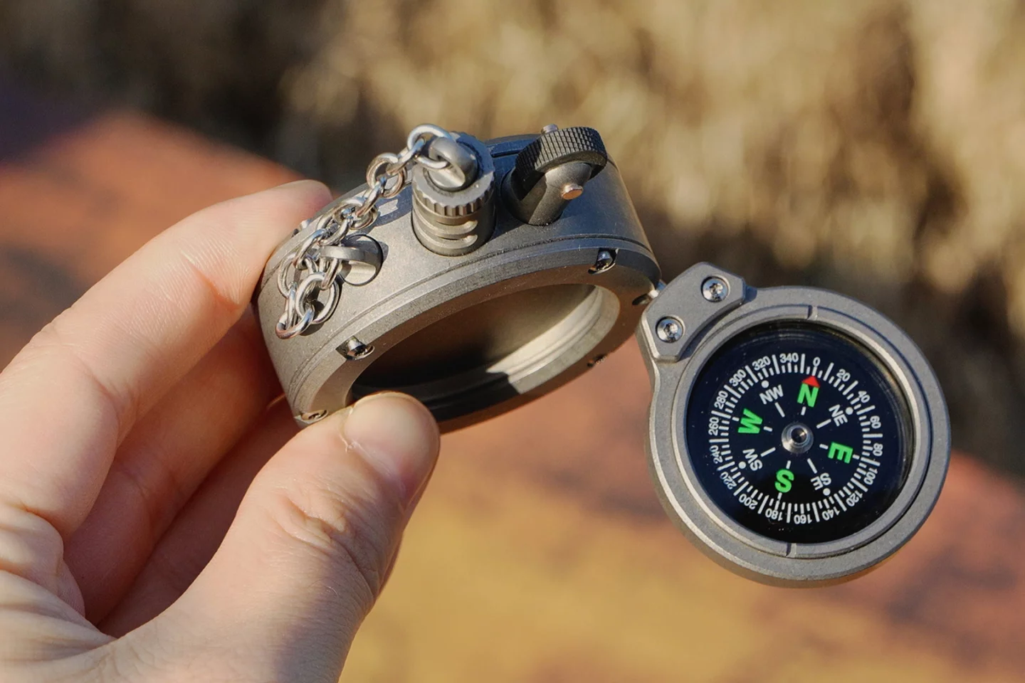 The compass can be tilted relative to the lighter body