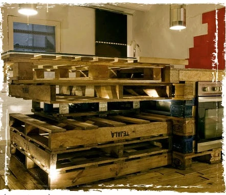 The different layers and sections of pallets can be used as open shelving to store food, pots, cups, plates or other kitchen items