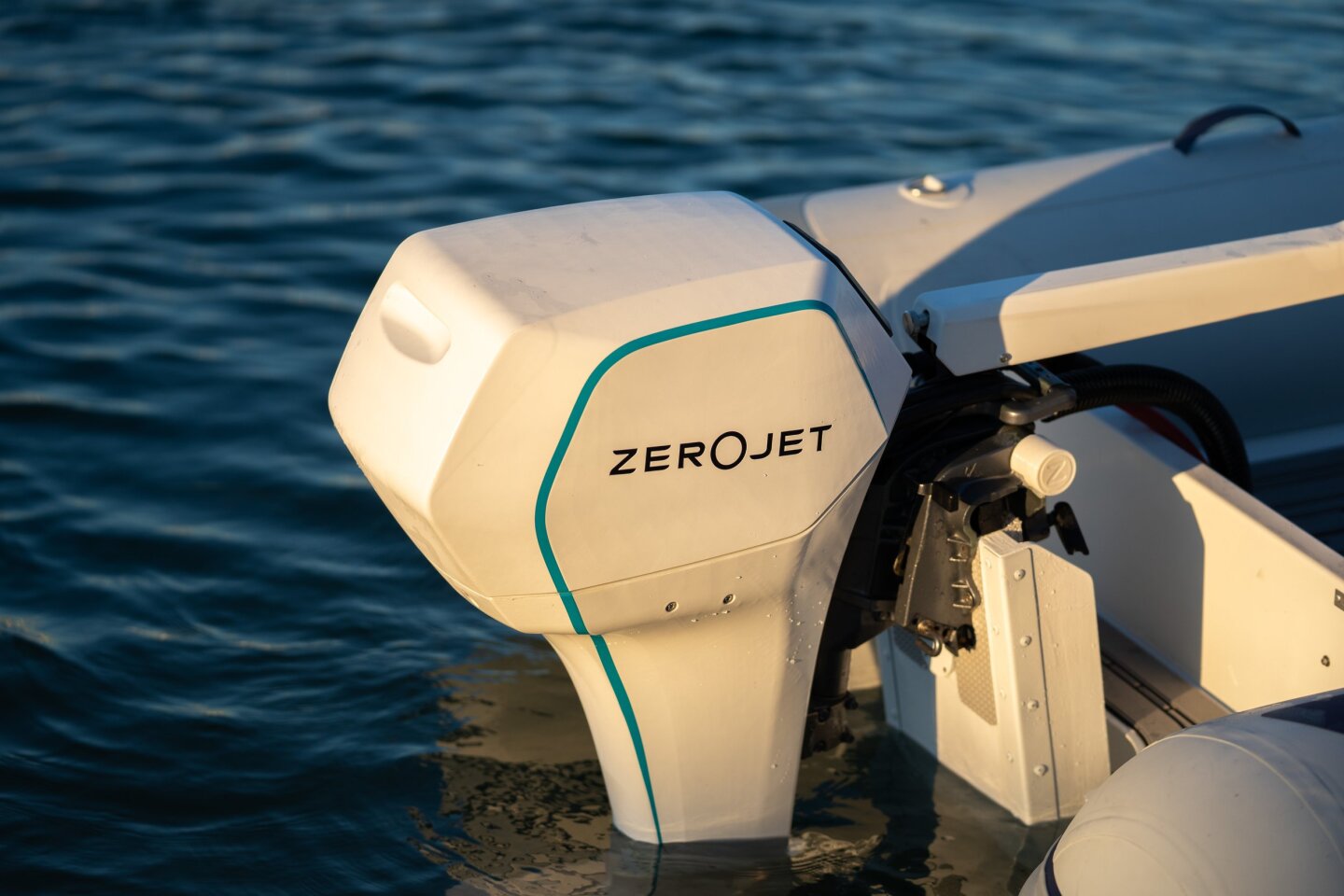 With a low weight of 38 kg, the ZeroJet outboard promises best-in-class power-to-weight