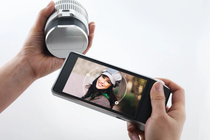 The touchscreen display and lens can communicate independent of the outer frame