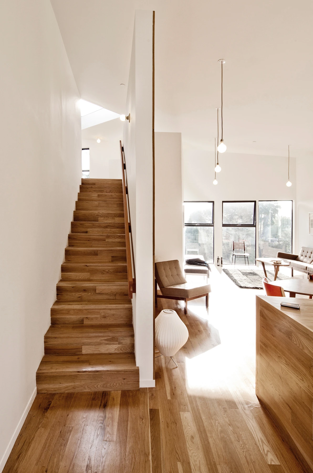 The residence contains only two full-height walls in order to impart a feeling of open space to a relatively small area