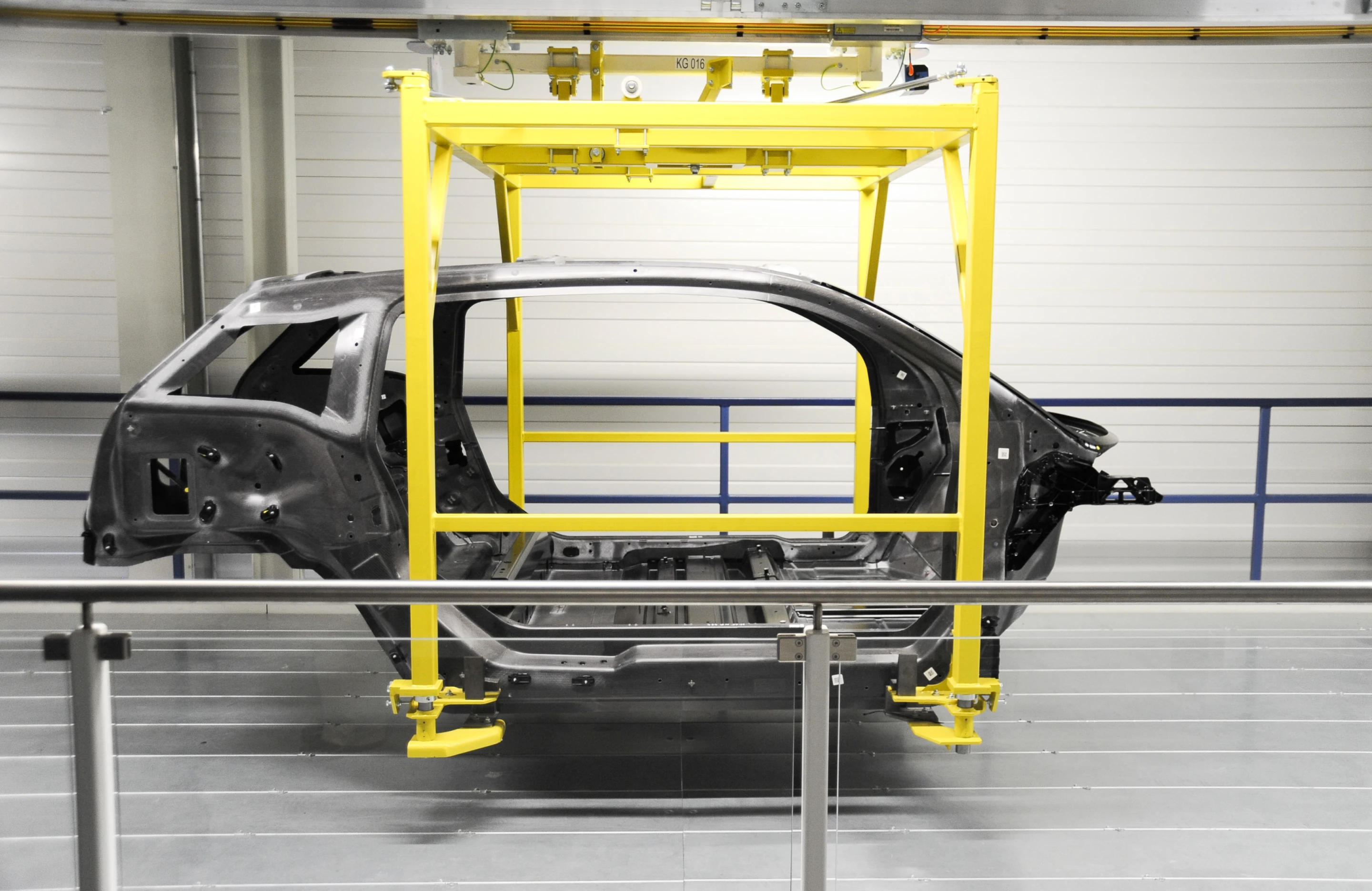 The i3’s “LifeDrive Architecture” mounts the CFRP “life module,” or passenger compartment, on to the aluminum subframe
