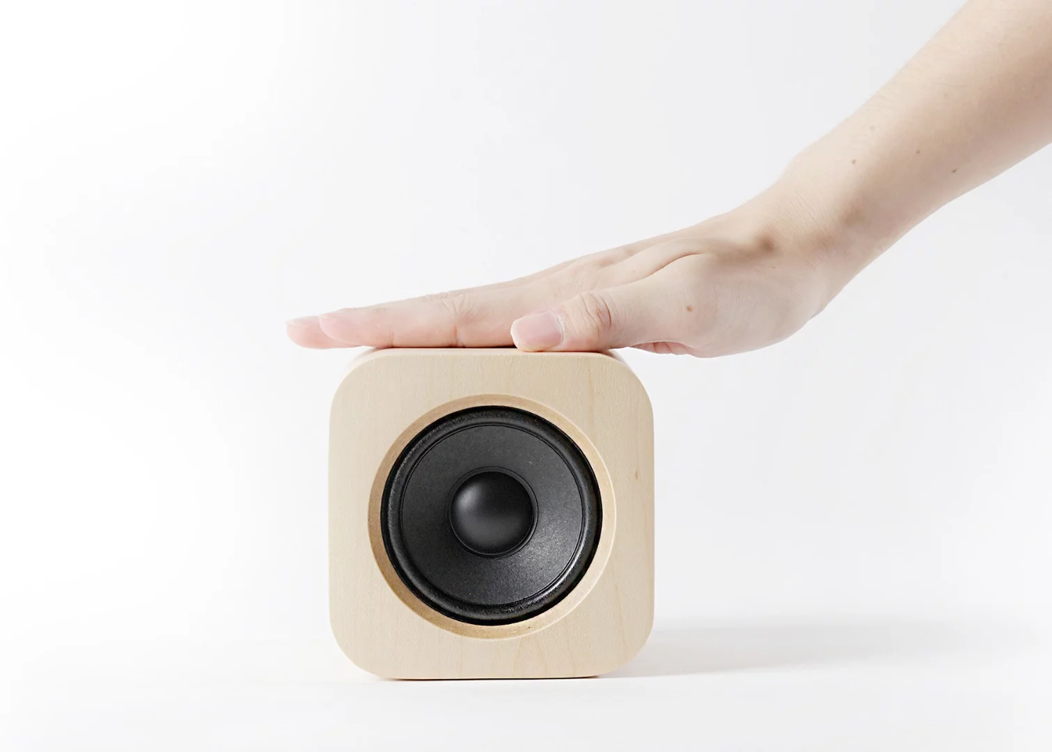 Playback can be stopped and started with a tap on the top of the speaker